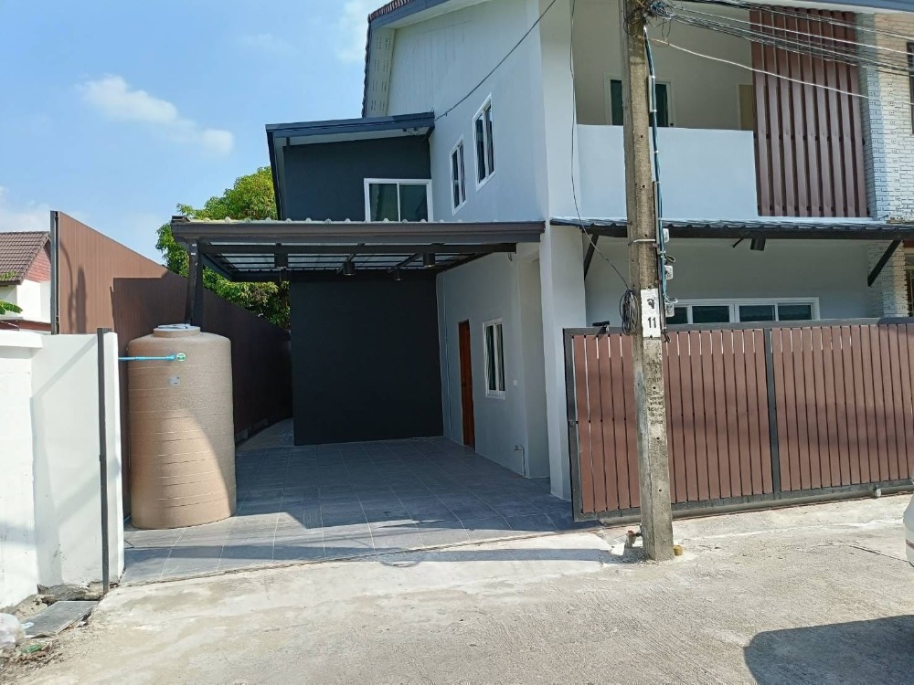 For RentHouseLadprao101, Happy Land, The Mall Bang Kapi : Single house for rent, Happyland Road, Lat Phrao, 2 air conditioners, no furniture, 2 bedrooms, 1 office, 2 bathrooms [can register a company], rental price 25,000 baht per month