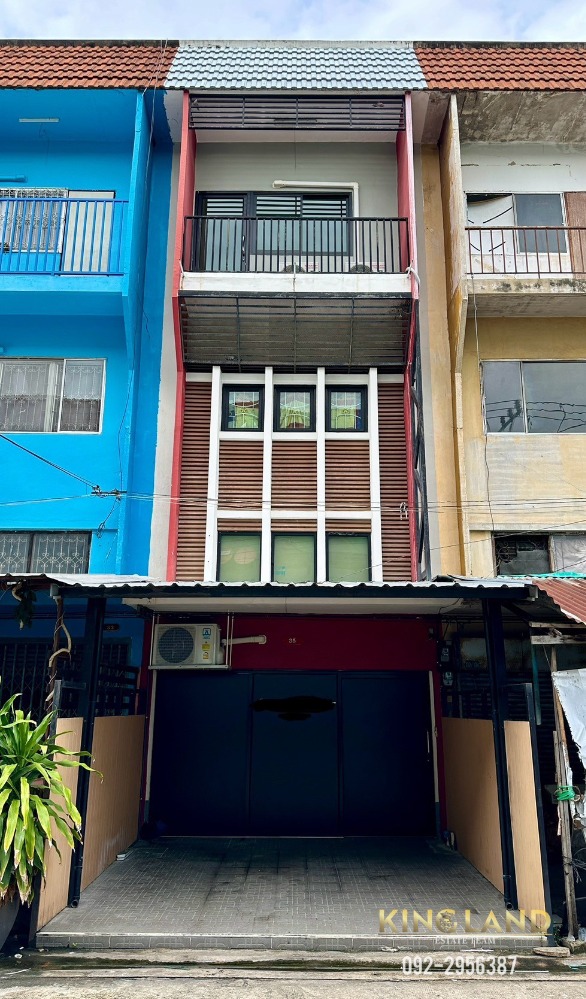 For SaleShophouseSeri Thai, Ramkhamhaeng Nida : 3.5-storey commercial building, Soi Seri Thai 79, budget 3.2 million, 2 bedrooms, 2 bathrooms, 1 kitchen, 1 parking space, only 30 meters from the main road, suitable for trading.