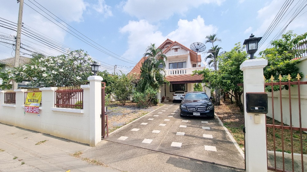 For SaleHouseBangna, Bearing, Lasalle : Single house for sale, Sriphong Village, Lasalle, Bangna, on the main road of the village, 133 sq m, with a spacious area, planted with lawn, shady garden, cheap sale