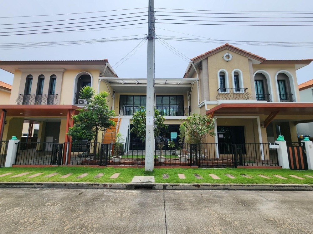 For SaleHouseMin Buri, Romklao : Two detached houses, The Ricco Residence, Wongwaen-Chatuchak, are two houses that are fully extended together. The total area is 105 sq m. 📣 Budget 10.6 million