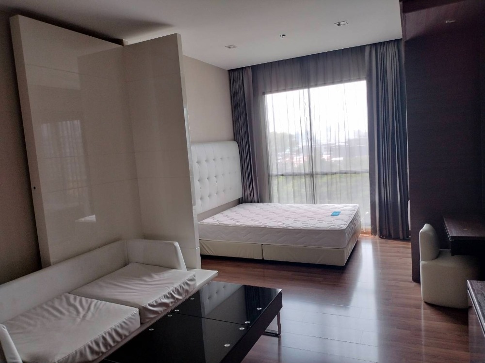 For RentCondoRatchadapisek, Huaikwang, Suttisan : Ivy Ampio for rent, beautiful room, good price, 17,000 baht, ready to move in. If interested, call to make an appointment to view the project.