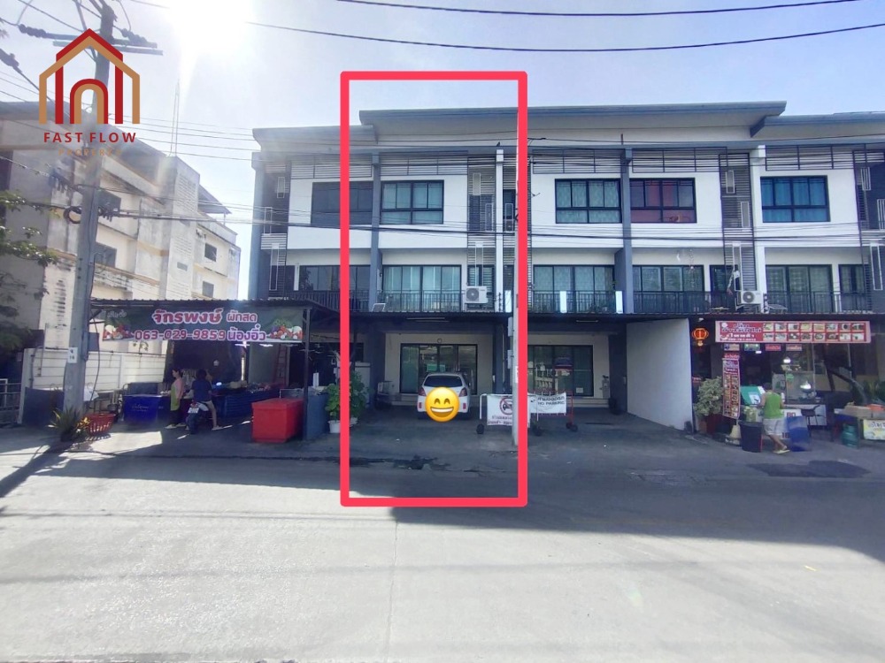 For SaleTownhouseKaset Nawamin,Ladplakao : For sale: 3-storey townhouse on Soi Nawamin 163, Sena Town project, suitable for a home office or business. Townhouse with solar cells installed, saving on electricity bills.