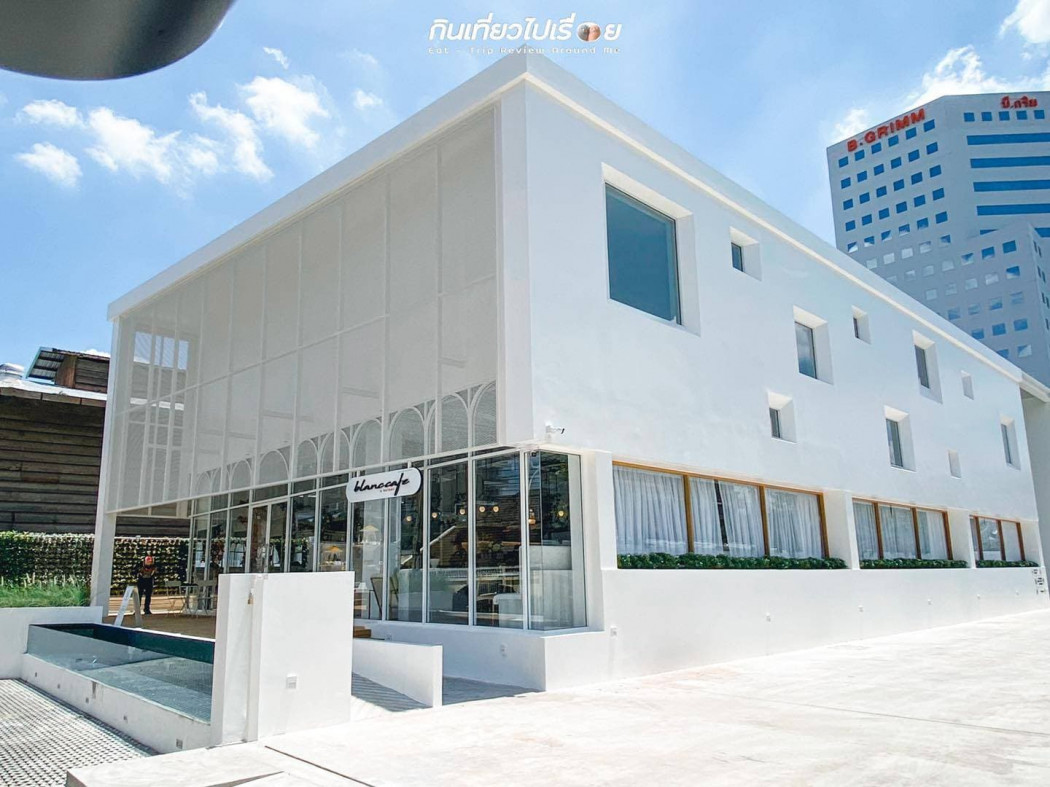 For RentOfficeRamkhamhaeng, Hua Mak : For rent: Office building, Srinakarin (near BTS station, within walking distance 180 m.) 1-0-13 rai, large building 1400 sq m., newly decorated, parking for up to 40 cars.