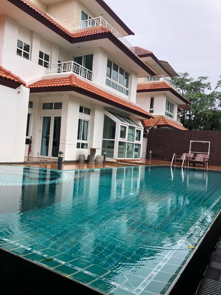 For RentHouseLadkrabang, Suwannaphum Airport : Single house for rent, 3 floors, 4 bedrooms, 3 bathrooms (1 maid's room), fully furnished, electrical appliances, with private swimming pool