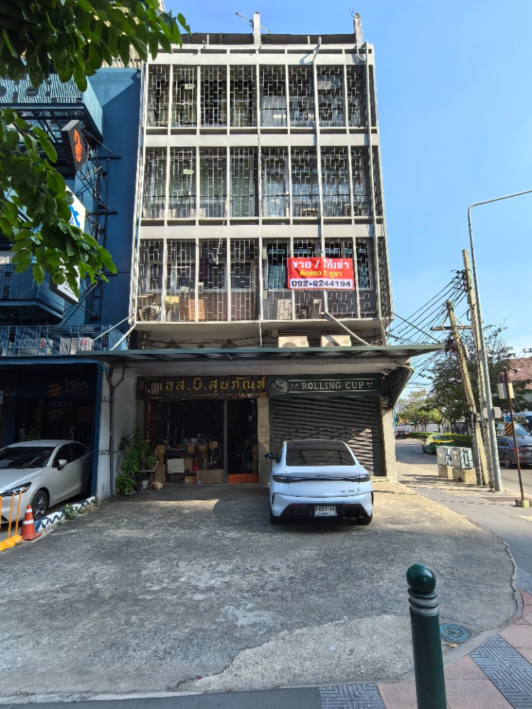 For RentShophouseAri,Anusaowaree : Commercial building for rent, 4 floors + roof terrace, Sanam Pao area