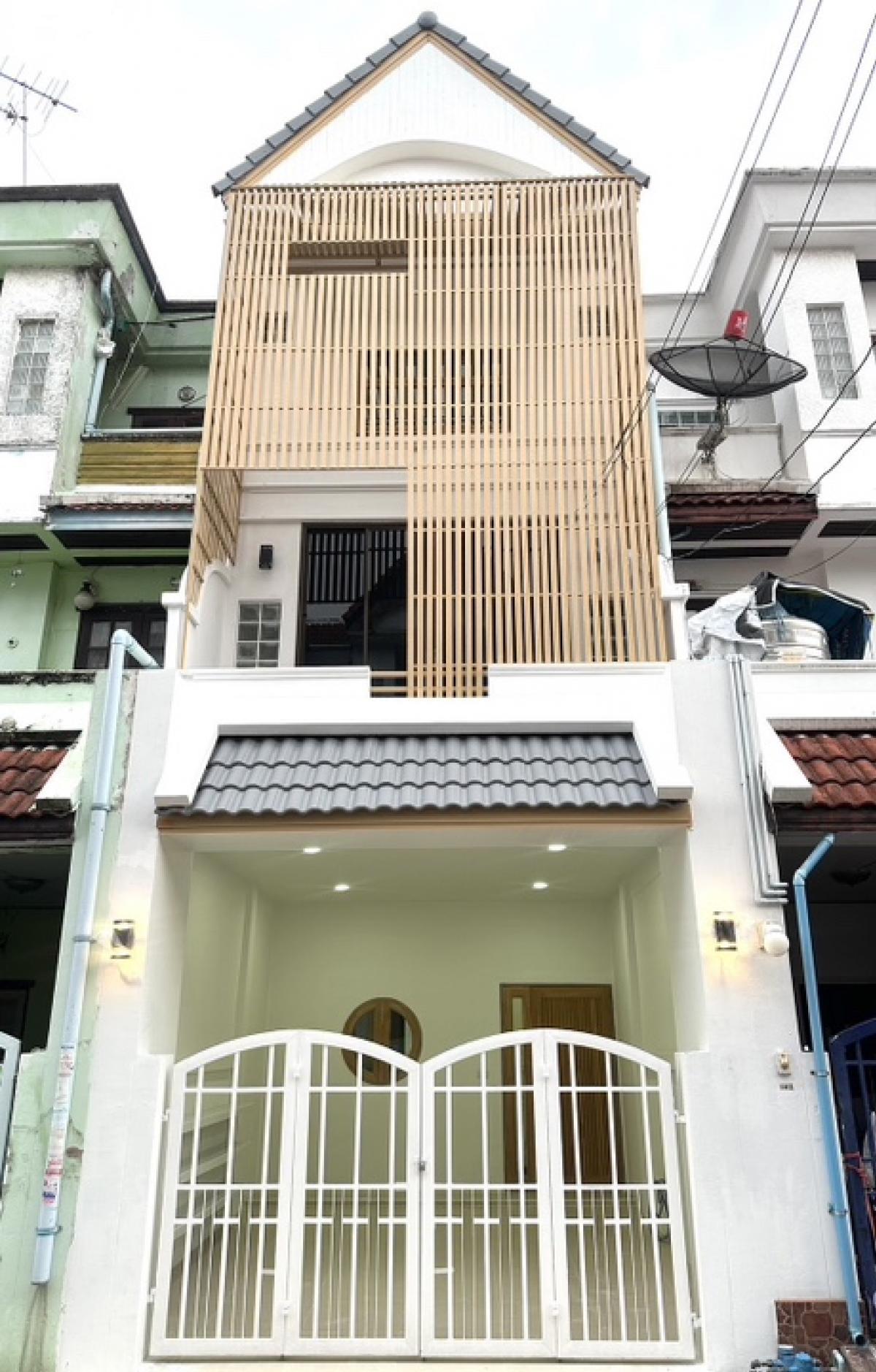 For SaleTownhouseChokchai 4, Ladprao 71, Ladprao 48, : 🏘️ Urgent sale 🍭 3-storey townhouse 🏘️ Newly renovated 💯 Romruen Village, 4 bedrooms, 3 bathrooms, 1 parking space, 18 sq m., 180 sq m.