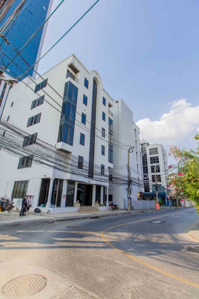 For RentOfficeRatchadapisek, Huaikwang, Suttisan : LM000561: For rent/sale, stand alone building, Ratchada-Huai Khwang, suitable for an office (MRT Sutthisan 800m)