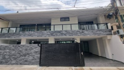 For RentHouseSukhumvit, Asoke, Thonglor : Single house for rent, Sukhumvit 26, newly renovated, 10 air conditioners, 6 bedrooms, 6 bathrooms, monthly rental price 130,000 baht [can register a company]