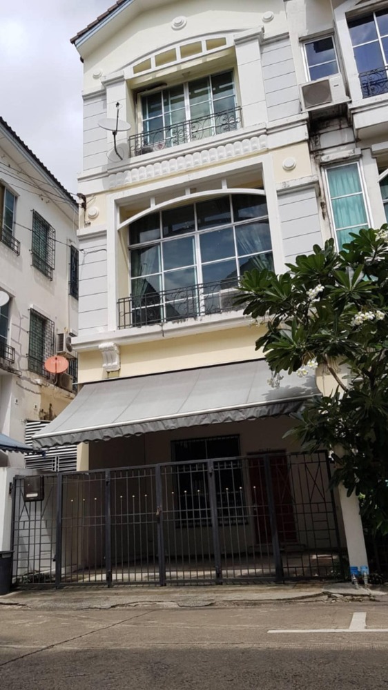 For SaleTownhouseChokchai 4, Ladprao 71, Ladprao 48, : ( Code AM1162 ) House for sale Baan Klang Muang Ladprao 71 Project 2, there is a skytrain at the entrance of the alley.