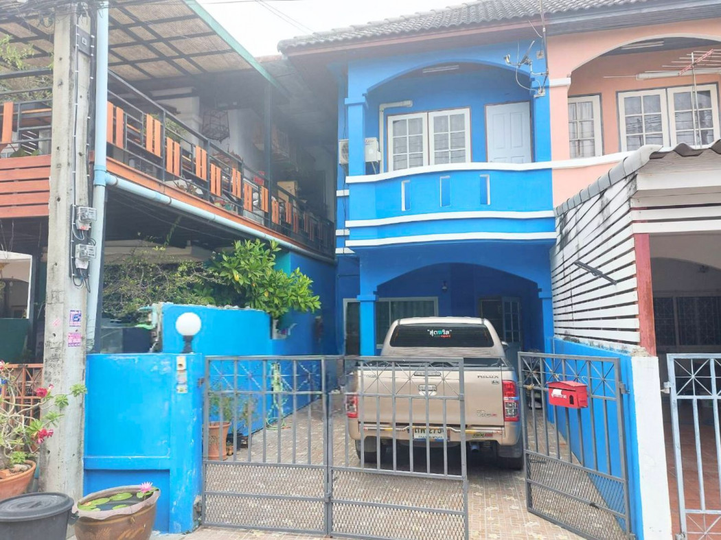 For SaleTownhousePathum Thani,Rangsit, Thammasat : Second-hand townhouse, Piamsuk Garden Ville Village, good condition, newly renovated* 3 bedrooms, 21 sq m., can easily park a pickup truck, very good value for money.