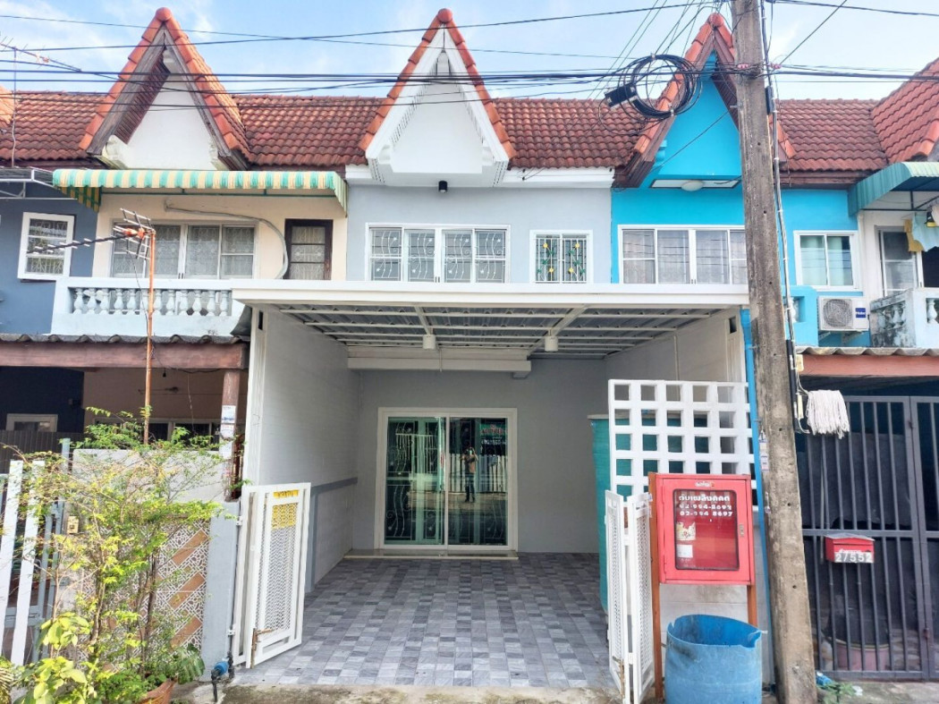 For SaleTownhousePathum Thani,Rangsit, Thammasat : Newly renovated townhouse, Chaofa Village, ready to move in, near BTS Khu Khot