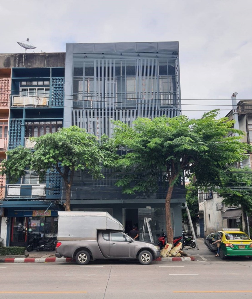 For SaleShophouseBang Sue, Wong Sawang, Tao Pun : Commercial building for sale, 4 floors, 2 units, Bang Sue, located near the Maharaj Wang area, renovated inside to be a single building, beautiful condition, ready to move in