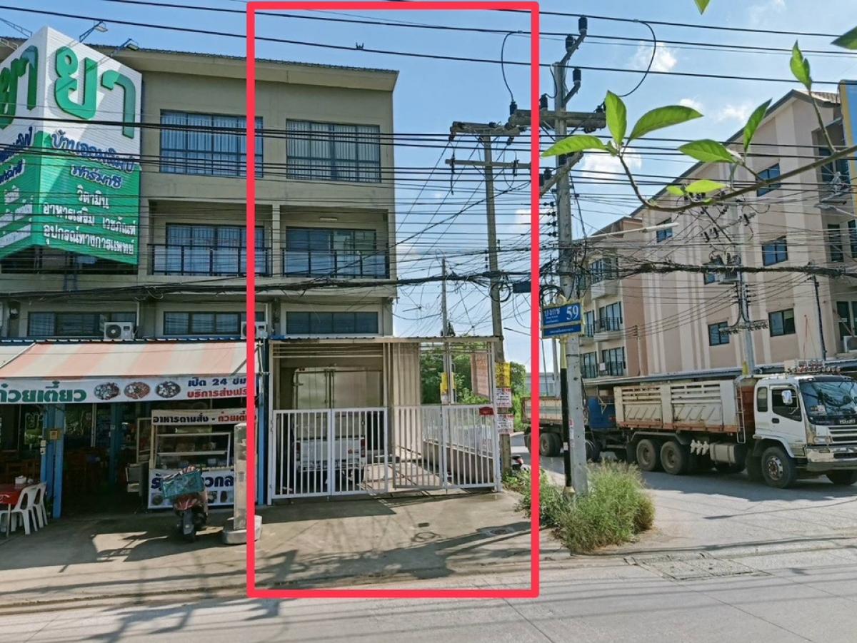 For SaleShophousePathum Thani,Rangsit, Thammasat : 3 and a half storey commercial building near Thai Market, size 36.4 sq m. Owner sells it himself.