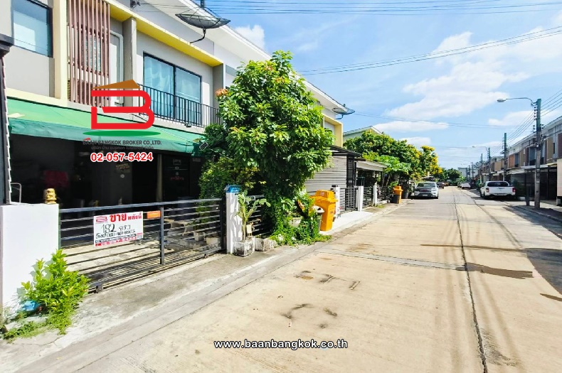 For SaleTownhouseLadkrabang, Suwannaphum Airport : Townhouse, The Connect Suvarnabhumi 2 project, area 18.2 square wah, near Suvarnabhumi Airport, Kanchanaphisek Road, Racha Thewa Subdistrict, Bang Phli District, Samut Prakan Province