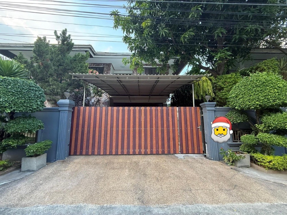 For RentHouseRamkhamhaeng, Hua Mak : #House for rent, Thararom Village, Ramkhamhaeng 43/1, 2 large bedrooms, 3 bathrooms, large usable area, located in Town in Town, opposite Bodindecha School, quiet, near the expressway, lots of food, fully furnished, ready to move in #petfriendly🐱🐶