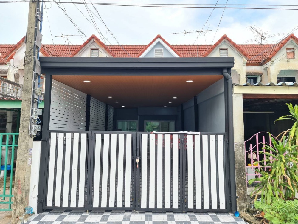 For SaleTownhousePathum Thani,Rangsit, Thammasat : Second-hand house for sale, Chuen Suk Villa Village, Lam Luk Ka, Khlong 3, Soi Phian Non, Rangsit, Dream World, Khu Khot, BTS Green Line, Don Mueang Airport, Thupatemi Stadium, Future Park, Pathum Thani