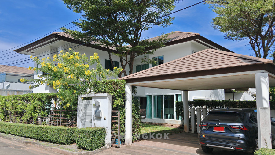 ให้เช่าบ้านพัฒนาการ ศรีนครินทร์ : Krungthep Kreetha | Detached Modern 3 Bed 4 bath house with large Garden