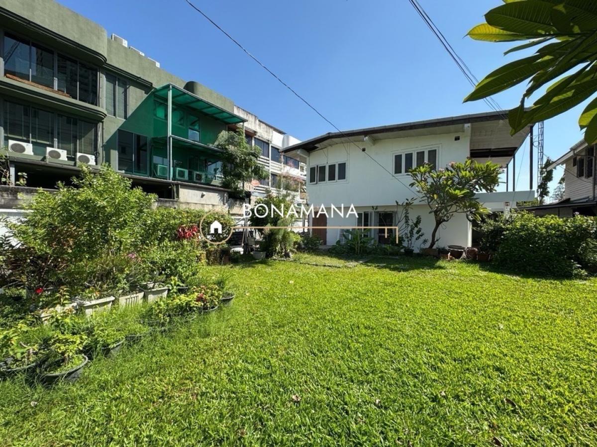 For RentHouseSukhumvit, Asoke, Thonglor : For rent: Single house with garden. Able to do business in Ekkamai. (2.4 km. Ekkamai BTS, 2.6 km. Thonglor BTS.)