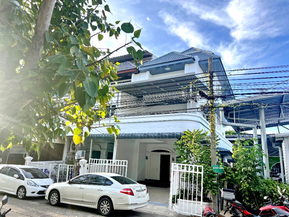 For RentHome OfficeYothinpattana,CDC : H0143😊 For RENT For rent, 4-storey home office🚪4 bedrooms🏢Ram Intra-Pradit Manutham Expressway🔔House area: 35 sq.wa🔔Usable area: 35 sq.m.💲Rent: 50,000฿📞O99-5919653,O65-9423251✅LineID:@sureresidence