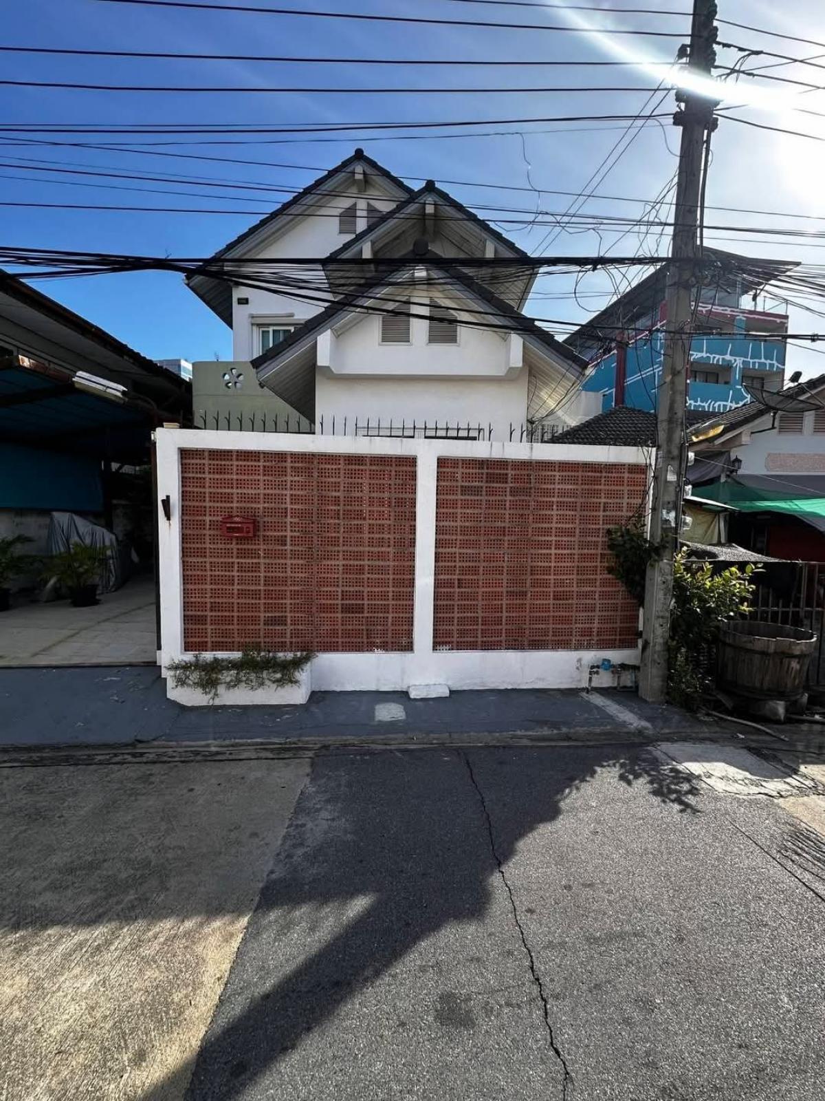 For RentHouseLadprao, Central Ladprao : For rent: 2-storey detached house, Lat Phrao 26 or Ratchada 19, near MRT Ratchada 600 m. with bathtub