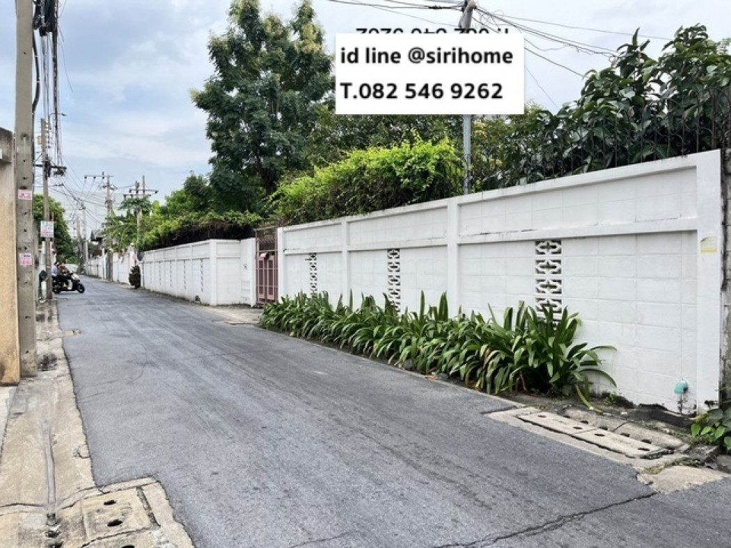 For SaleLandYothinpattana,CDC : Land with house, Lat Phrao 64, Soi 1, beautiful plot, 211 sq m., in the city center, near MRT, only 200 meters from Lat Phrao Road.