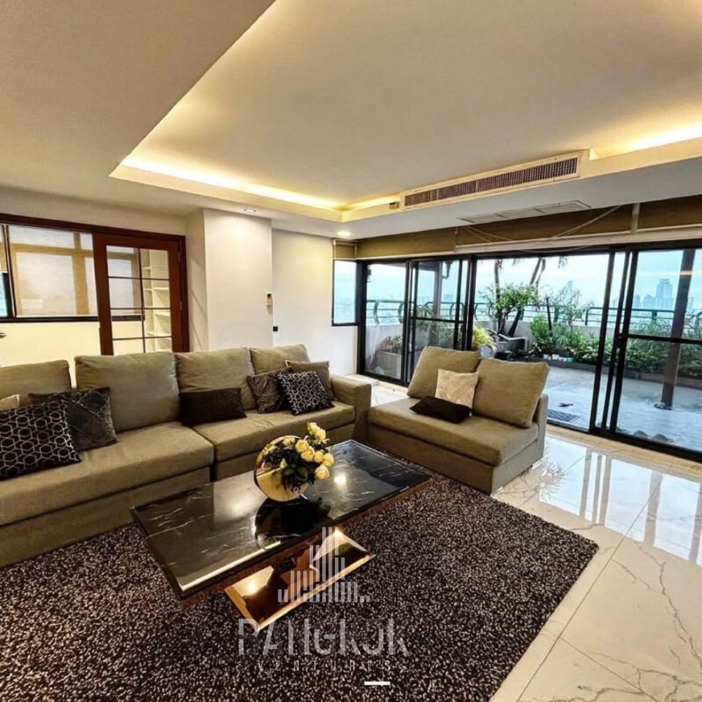 ให้เช่าคอนโดสุขุมวิท อโศก ทองหล่อ : Large 3Bedroom with a big private terrace FOR RENT in EKKAMAI