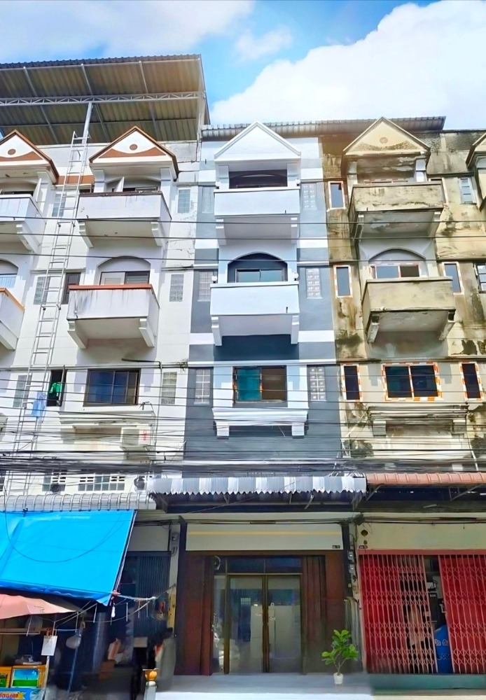 For SaleShophouseBang kae, Phetkasem : Urgent sale! Cheap shophouse, 4.5 floors, 3 bedrooms, 3 bathrooms, in front of the main road, Soi Kanchanaphisek 5, next to 7-11, Suksan Village, Bang Khae, house near The Mall Bang Khae, can pay in installments directly to the owner.