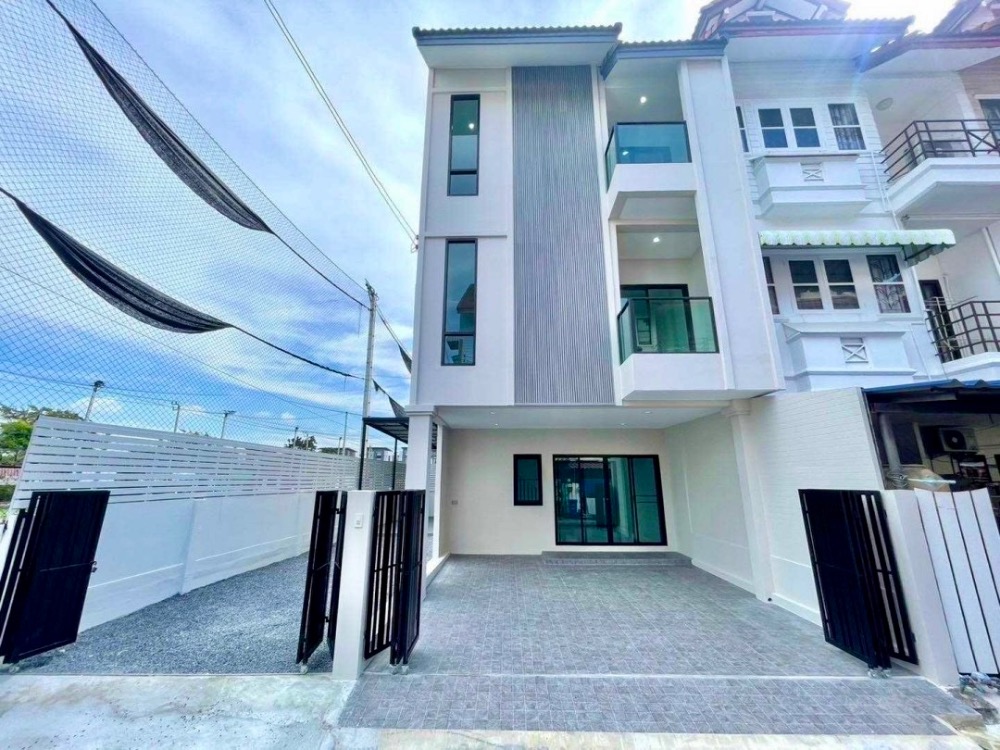 For SaleHouseOnnut, Udomsuk : ### 🌟 For Sale: Attractive Corner 3-Story Townhome! 🚀   **📍 Location: Sukhumvit Road, Soi Sukhumvit 101, Soi Punnawithi 45, Bang Chak, Phra Khanong, Bangkok 10260**