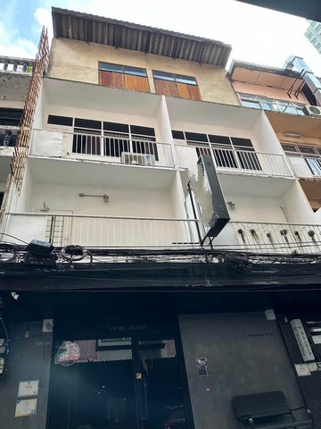 For RentShophouseSukhumvit, Asoke, Thonglor : HR2040 Commercial building for rent, 4 floors, near BTS Phrom Phong / near Emquatier / Emsphiere