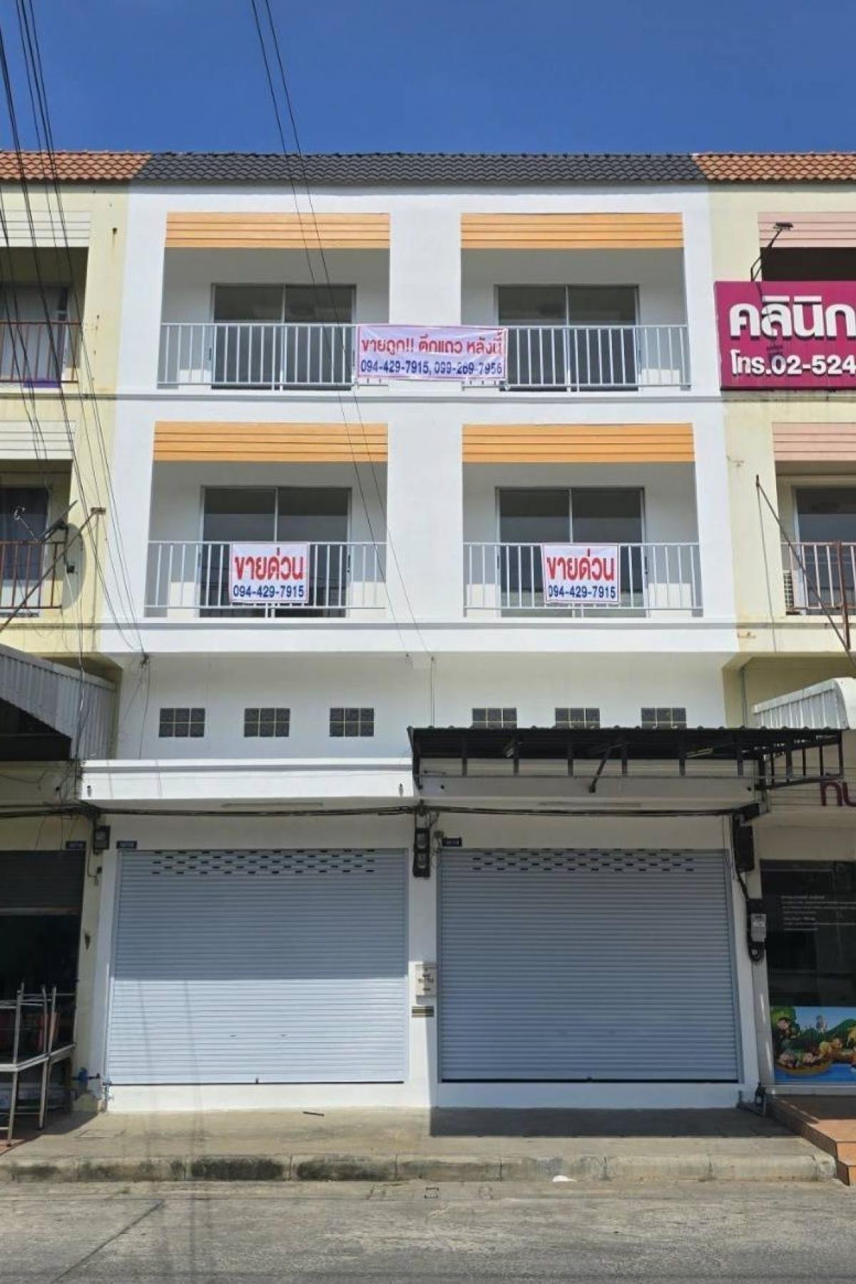 For SaleHousePathum Thani,Rangsit, Thammasat : For sale, cheap 🎉 3.5-storey shophouse, 2 units, on Khlong Luang Road, Khlong Sam, only 5.49 million, newly renovated, very good location 🥰 ☎️ 094-429-7915 (Ple)