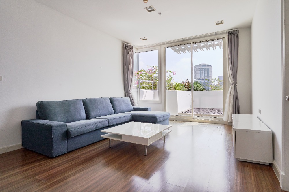 For SaleCondoSukhumvit, Asoke, Thonglor : Spacious 1-Bedroom Condo with an Expansive Private Terrace Retreat