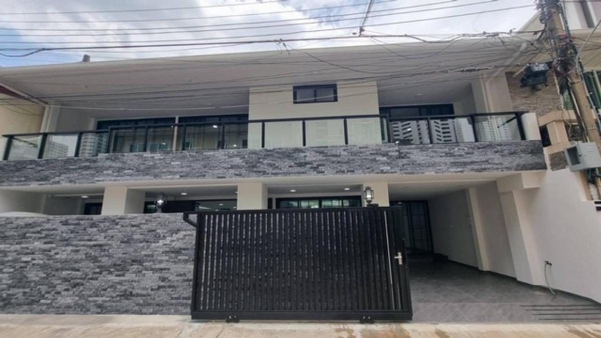 For RentHouseSukhumvit, Asoke, Thonglor : For rent, 2-storey detached house, Soi Sukhumvit 26, convenient, near BTS Phrom Phong, area 54 square wah, 6 rooms inside, Sukhumvit 26 Road