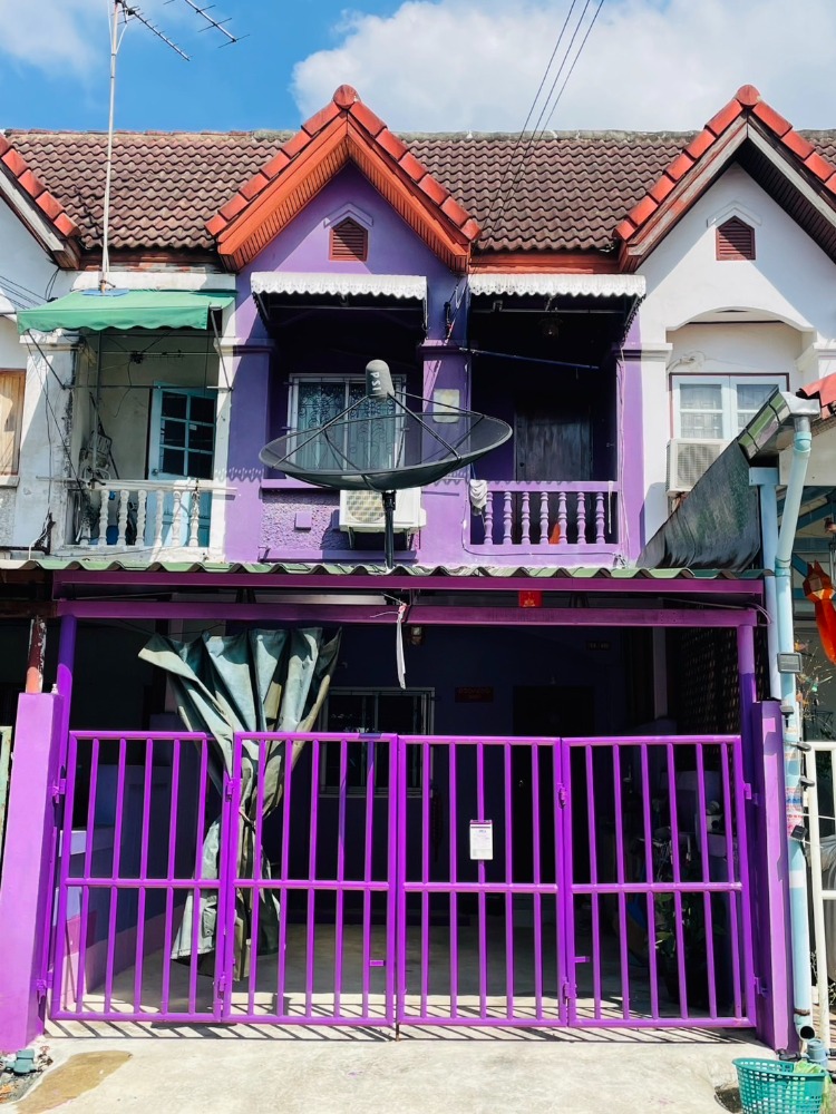 For SaleTownhouseNakhon Pathom : Owner sells himself, Suan Thip Village, Sam Phran, next to Petchkasem, 1.4 million, transfer fee split in half, 2 air conditioners and satellite dish