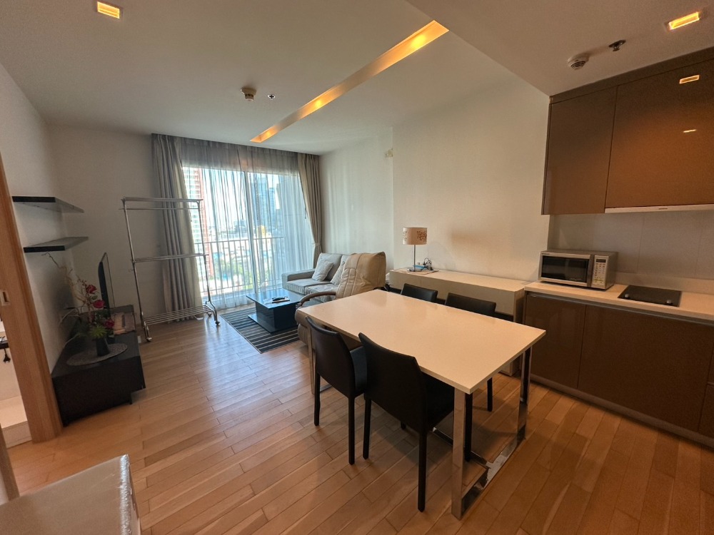 For RentCondoSukhumvit, Asoke, Thonglor : For rent, great price, condo next to BTS Thonglor, 52 sq m., beautiful open city view, room is not cramped.