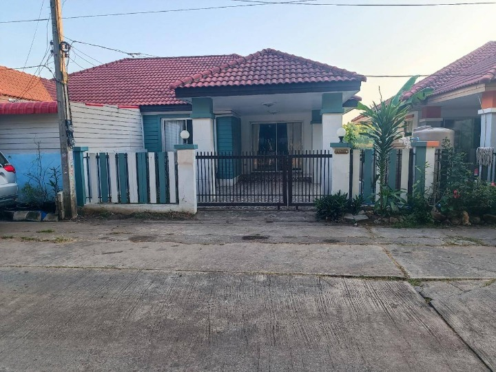 For RentHousePathum Thani,Rangsit, Thammasat : Semi-detached house for rent, Khlong 7 area, near Chatchawan Market, Khlong 7, only 6 minutes away.