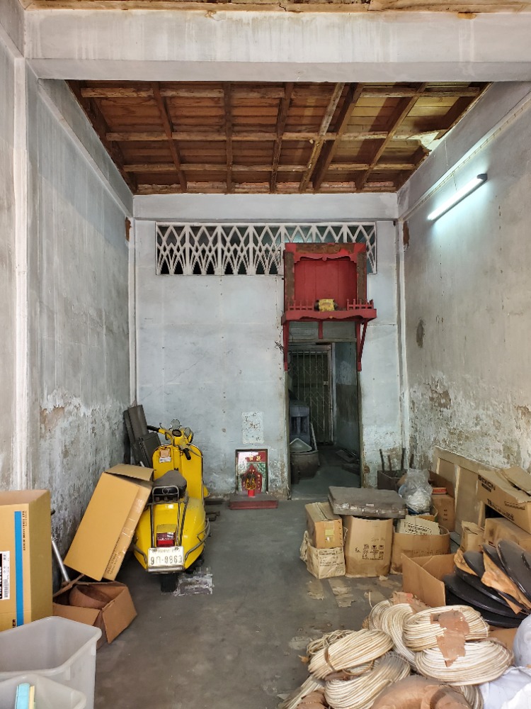 For RentShophouseSiam Paragon ,Chulalongkorn,Samyan : Shophouse for rent, Saphan Lueang, near Samyan, Siam, Barattong, One Bangkok **Not ready for use, needs structural, electrical, and water repairs**