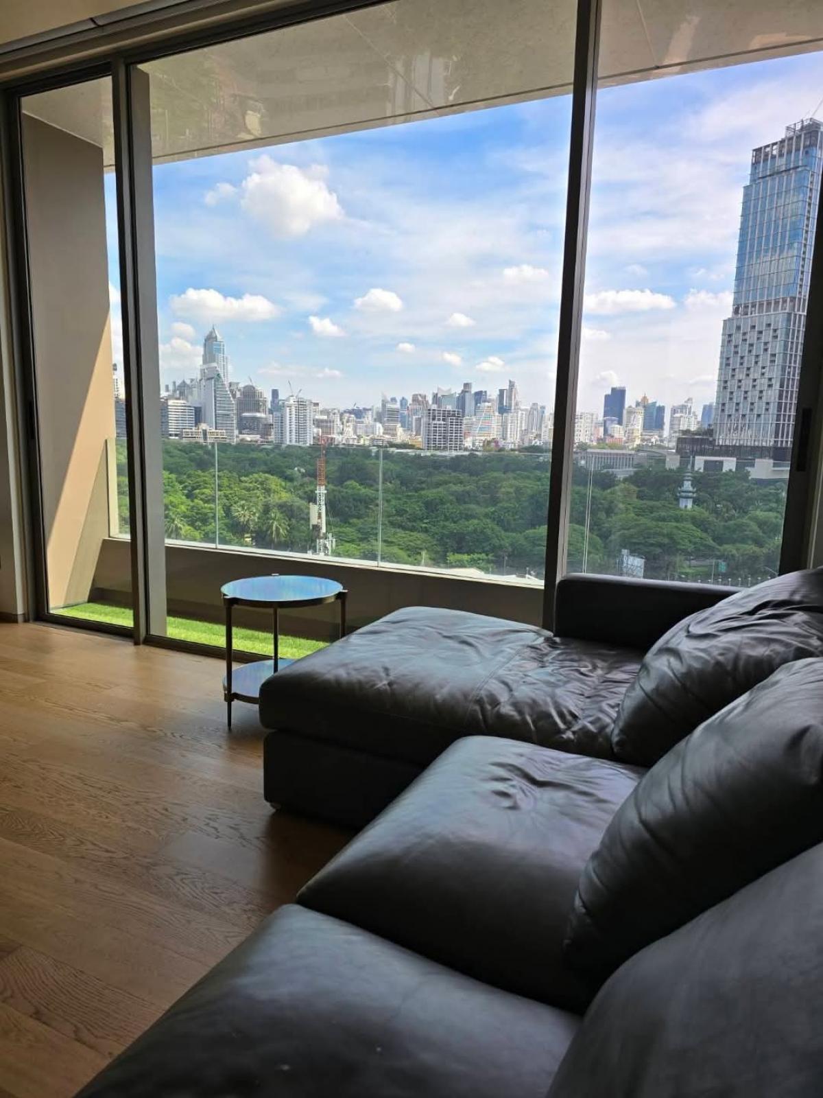 For RentCondoSilom, Saladaeng, Bangrak : For rent Saladaeng One Condo, 10th floor, Lumpini Park view, size 56.71 sq m, 10th floor, 1 bedroom, 1 bathroom, rent 55,000 baht per month, located at Saladaeng Soi 1, Silom Road, opposite Lumpini Park (walk 100 meters to the entrance to Lumpini Park), c