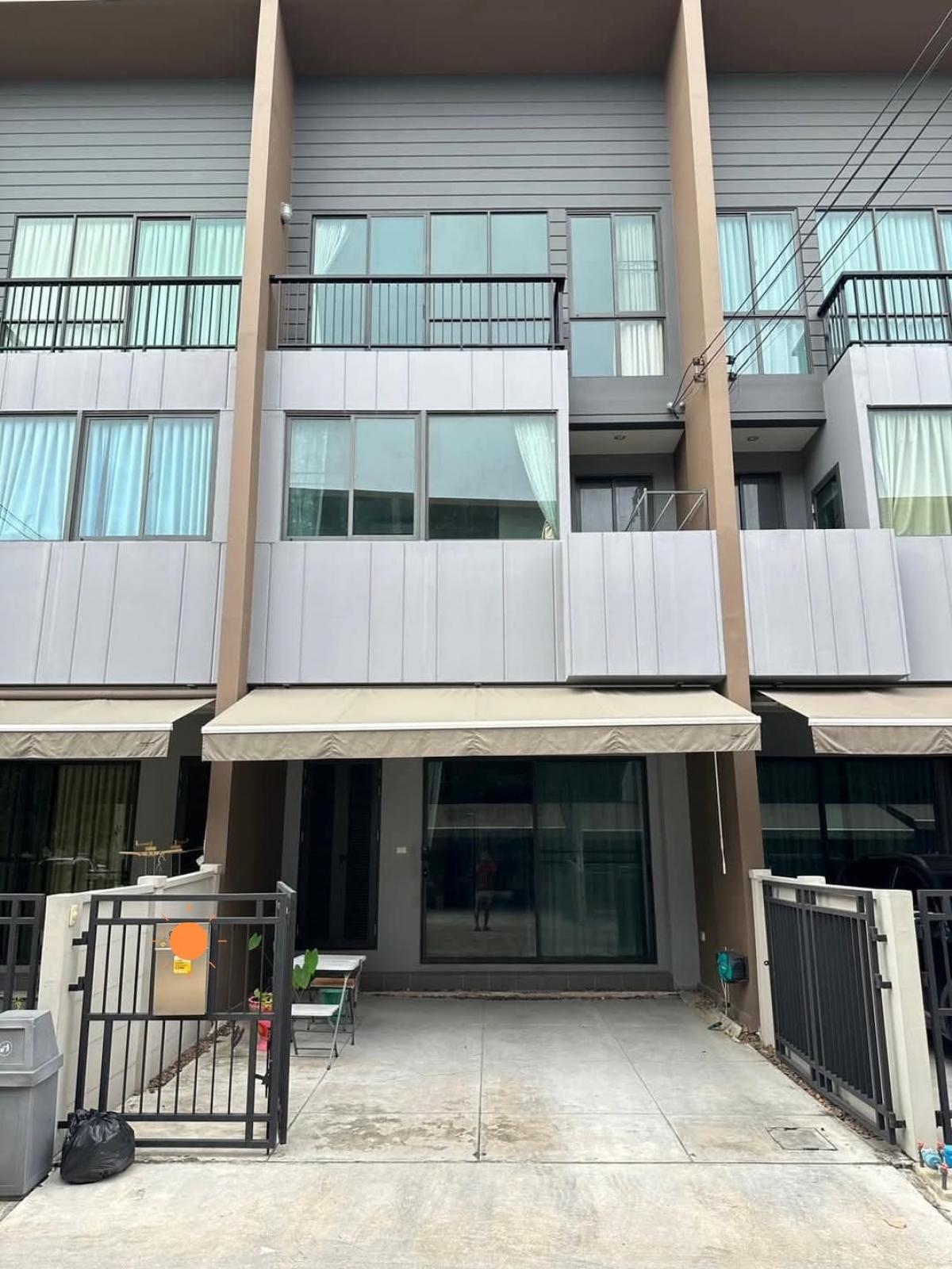 For RentTownhouseMin Buri, Romklao : Townhouse for rent, 3 floors, 20 sq m., located on Rama 9 Road - Krungthep Kreetha, near The Nine shopping mall.