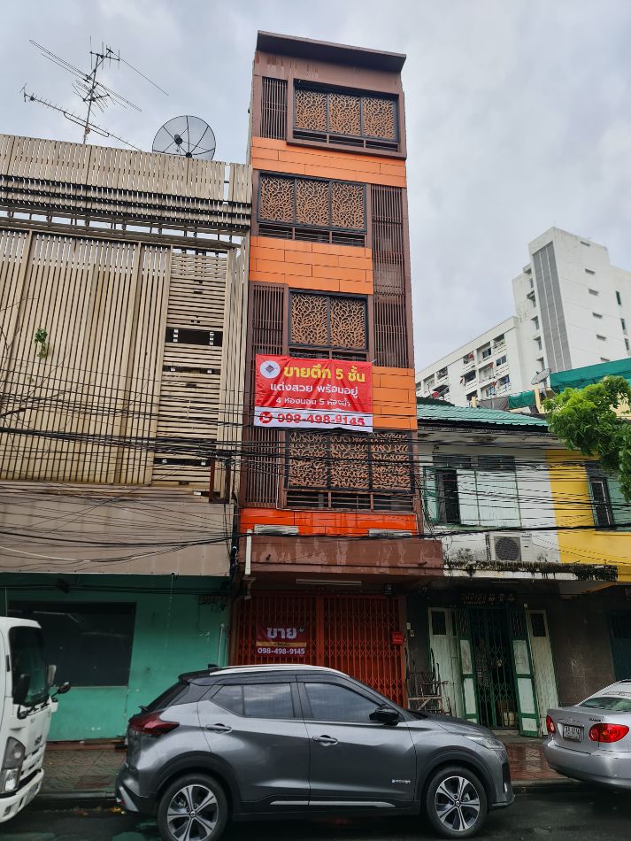 For SaleShophouseYaowarat, Banglamphu : For sale: Commercial building, Sampeng commercial area, 5 floors, 150 sq m, 8.5 sq wa, behind Chakkrawat Police Station.