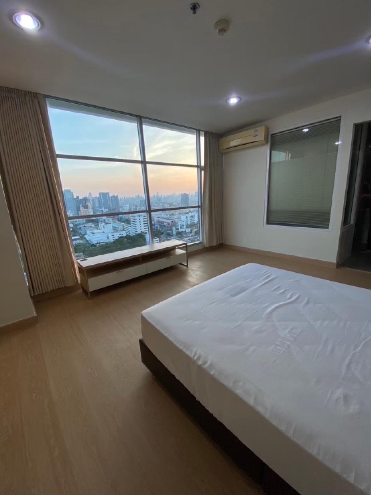 For RentCondoRatchadapisek, Huaikwang, Suttisan : Ready to move in, 2 bedrooms 🔥Rhythm Ratchada, next to MRT Ratchada, rent 35,000฿/month, very spacious room, 67 sq m. You can make an appointment to view the room. Minnie 064-6696546, you can add this number on Line.