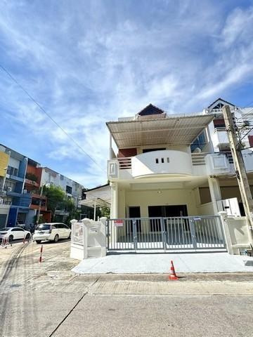 For RentTownhouseYothinpattana,CDC : Code C6551, 3-storey home office for rent, Town in Town area, Si Wara Road, corner house, parking for 4 cars