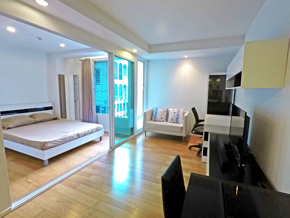 For SaleCondoSilom, Saladaeng, Bangrak : For sale, low-rise condo, the only one attached to Dusit Central Park, near One Bangkok, most convenient, 5.8 million baht