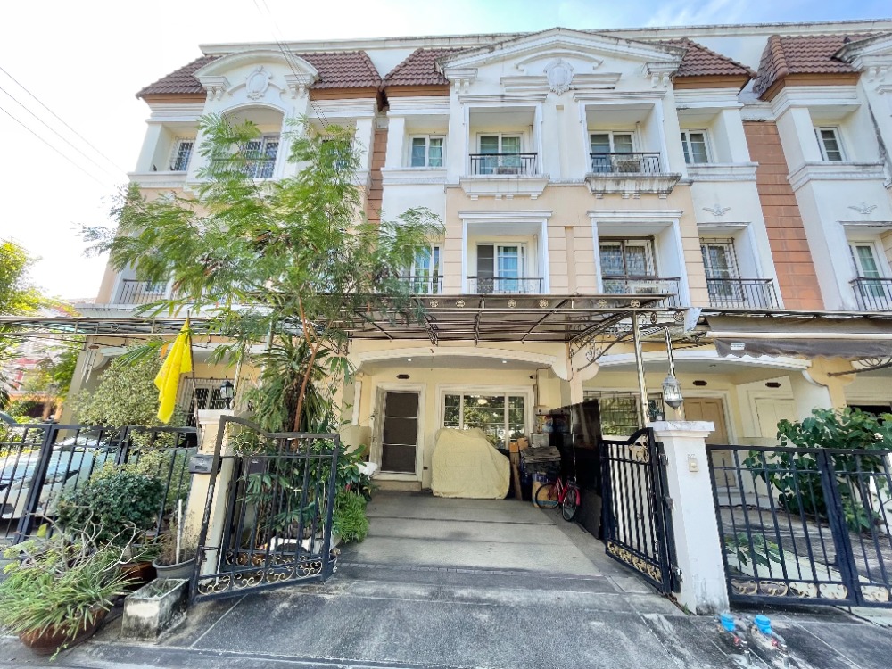 For SaleTownhouseThaphra, Talat Phlu, Wutthakat : For sale, 3-storey townhouse, Urban Sathorn, front zone of the project, plot in front of the garden, project on Ratchaphruek Road