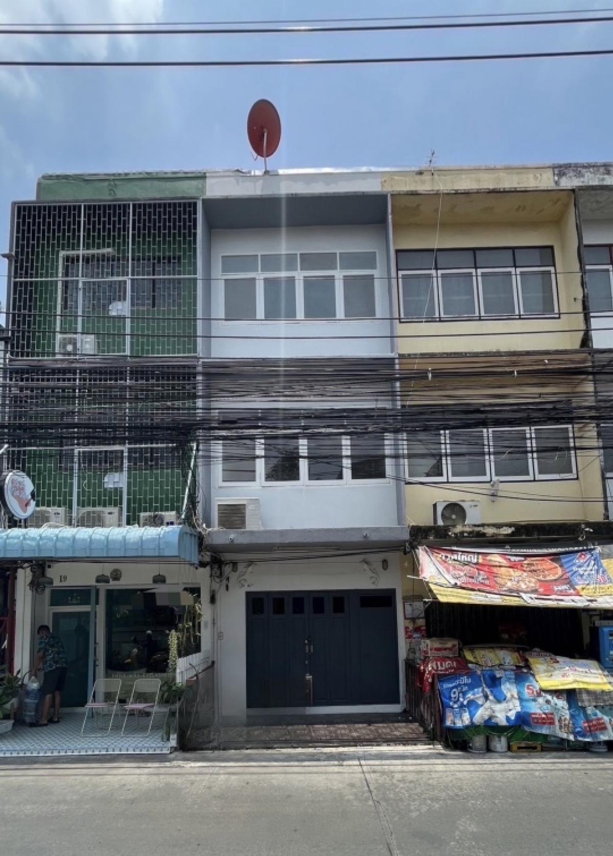 For RentShophouseSukhumvit, Asoke, Thonglor : For rent: 1 commercial building, 500 meters from Ekkamai BTS station, in an alley location, suitable for Airbnb, Hostel, daily room rental, central kitchen, spa, yoga/pilates studio, exercise.