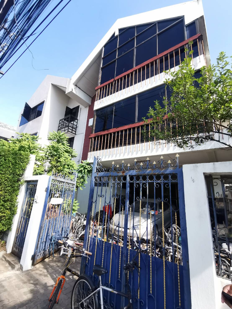 For SaleHousePattanakan, Srinakarin : Panya Village Pattanakarn 30: Twin house 58sqwah 325sqm 6bed 5bath 16,000,000 Am: 0656199198