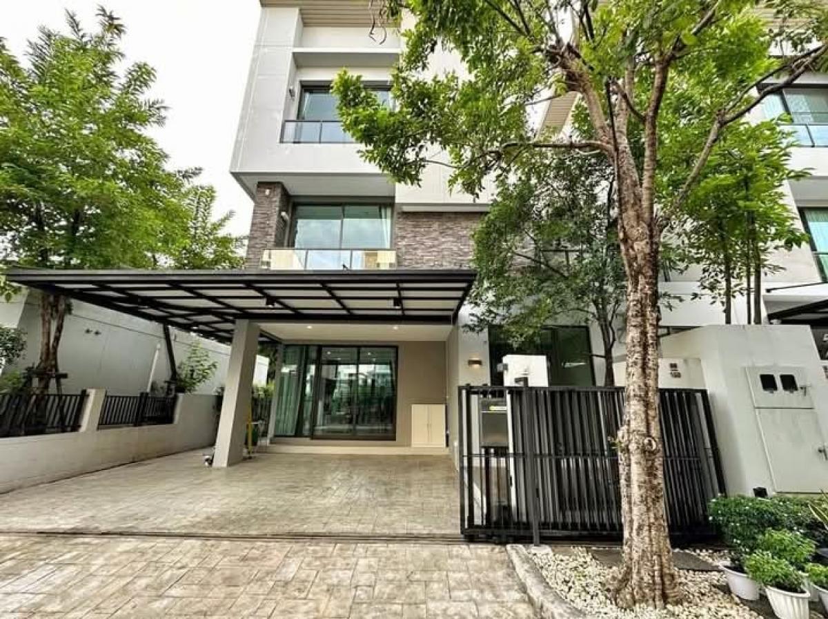 For RentHouseYothinpattana,CDC : 🔴120,000🔴 Baan Klang Muang Classe Ekkamai-Ramintra (4 bedrooms, 4 bathrooms, 3 car parking spaces) Fully furnished, ready to move in, can make an appointment to view every day, happy to serve you 🙏 Convenient to reply on Line, chat me (reply very quickly)