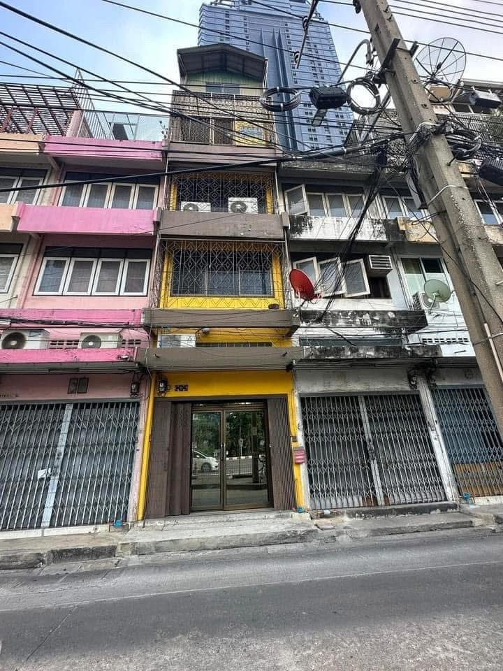 For SaleShophouseSilom, Saladaeng, Bangrak : Commercial building 5 floors in Saphan Luang, Fully Built-In and Ready to Move In | 200 sq.m. | 4 Bedrooms, 4 Bathrooms | near Rama IV Road 20 m.