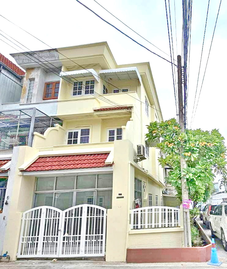 For RentTownhouseChokchai 4, Ladprao 71, Ladprao 48, : H0568😊😍 For RENT, SELL for rent, sale Townhome Townhome 3 floors🚪4 bedrooms🚄near The JAS Wang Hin shopping mall🏢Chokchai 4 Chokchai 4🔔House area: 36 sq m🔔Usable area: 250 sq m💲Rent: 22,000฿💲Sell: 5,550,000฿📞O99-5919653,O65-9423251✅L