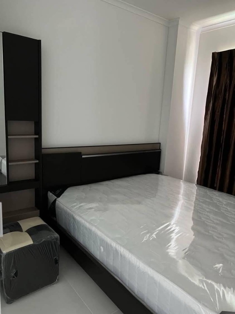 For RentCondoKasetsart, Ratchayothin : Condo for rent Lumpini Place Ratchayothin, Building C, 19th floor, swimming pool view, fully furnished, for rent 12,000 baht per month.