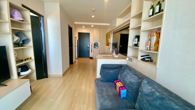 For RentCondoOnnut, Udomsuk : High Floor: 1 bed 1 bath 53 sqm condo at Sky Walk for rent 29,000THB per month, Sukhumvit Soi 71, Phra Khanong BTS station